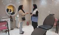 توزیع کارت مرکز مشاوره بیماریهای رفتاری توسط واحد بهداشت محیط شبکه بهداشت و درمان شهرستان شهریار در آرایشگاه زنانه و مردانه سطح شهرستان