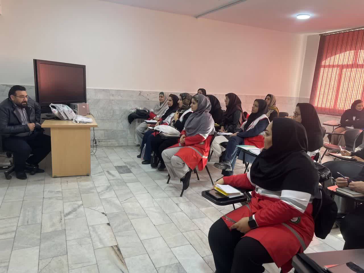 میز خدمت تخصصی و آموزش تست سریع HIV در هلال احمر شهریار؛ گامی مهم در راستای آگاهی‌بخشی