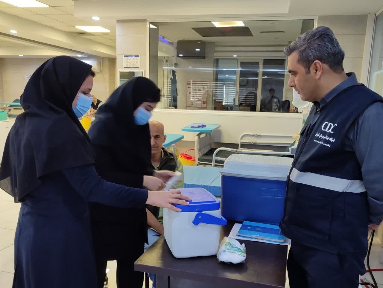 اجرای طرح واکسیناسیون آنفلوآنزا برای بیماران مرکز دیالیز «شقایق» امیریه توسط شبکه بهداشت شهریار
