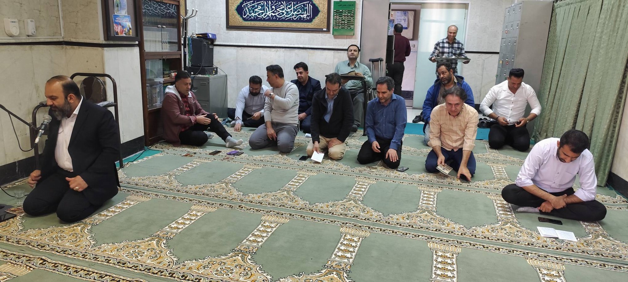 برگزاری مراسم زیارت عاشورا و ضیافت سفره احسان در شبکه بهداشت و درمان شهریار