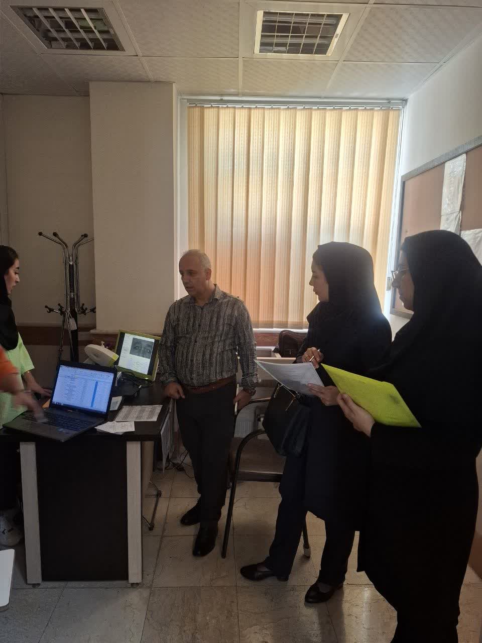 بازدید از روند اجرای طرح غربالگری بینایی‌سنجی کودکان ۳ تا ۶ ساله در مرکز خدمات جامع سلامت وحیدیه