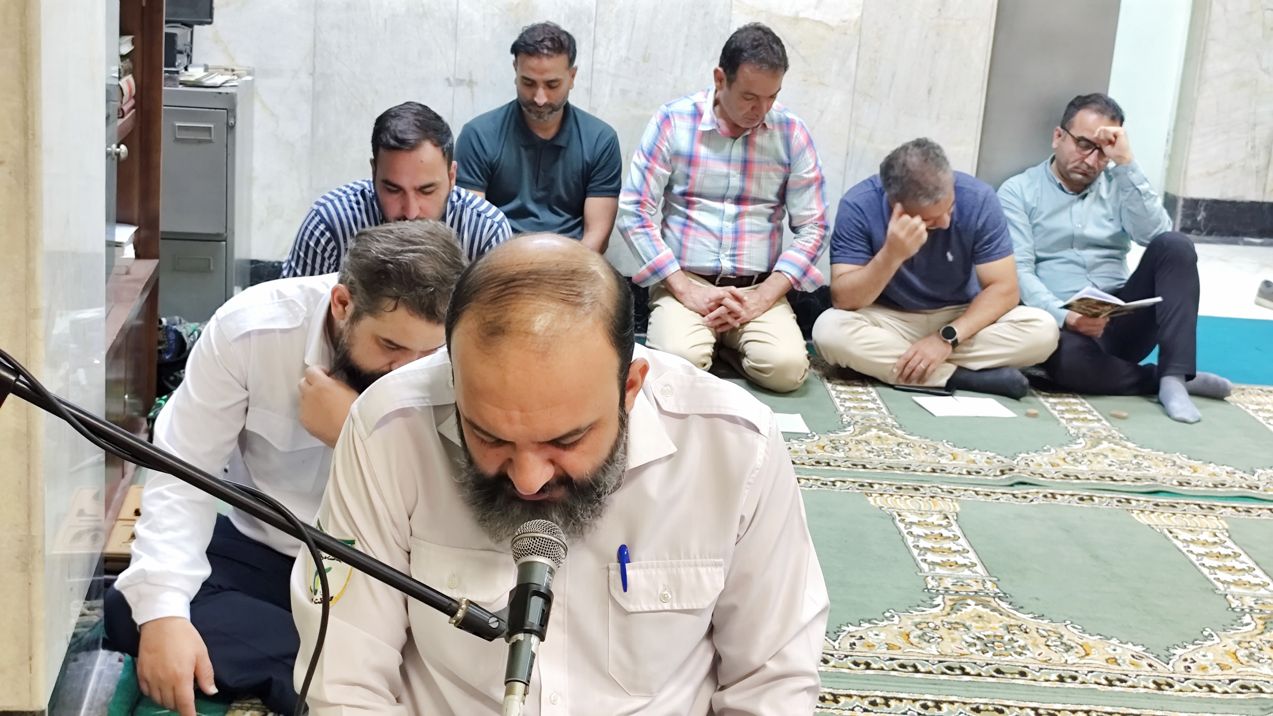 تجلیل از یاد شهدای دولت و تبرک به زیارت عاشورا در شبکه بهداشت و درمان شهریار