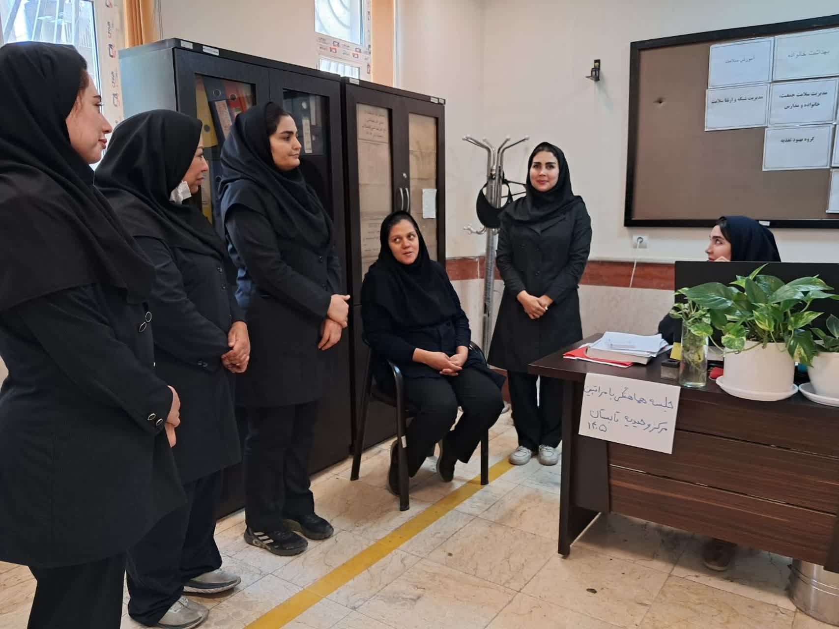 برگزاری جلسه آموزشی و هماهنگی برنامه بهبود تغذیه در مرکز خدمات جامع سلامت وحیدیه
