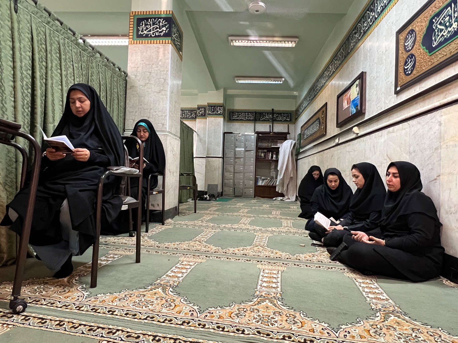 برگزاری مراسم زیارت عاشورا و سفره احسان در شبکه بهداشت و درمان شهریار