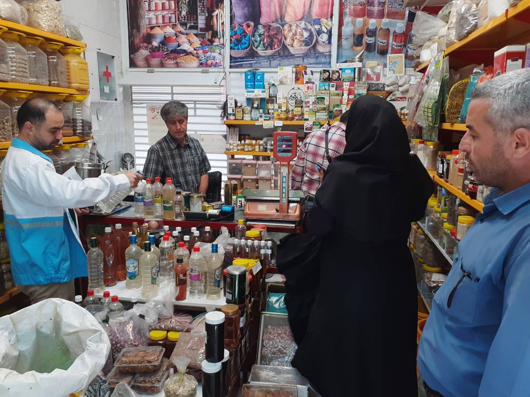 کشف و معدوم‌سازی ۲۰ کیلوگرم مواد غذایی غیرمجاز در بازرسی از عطاری‌های شهریار