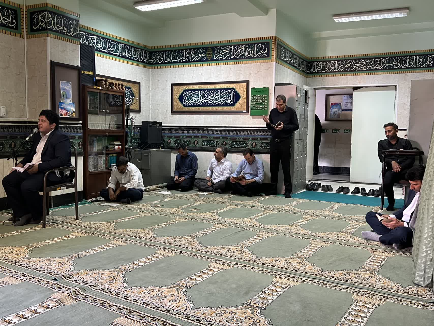 محفل معنوی زیارت عاشورا و تجدید میثاق با آرمان‌های شهدا و رهبر شهید در شبکه بهداشت شهریار