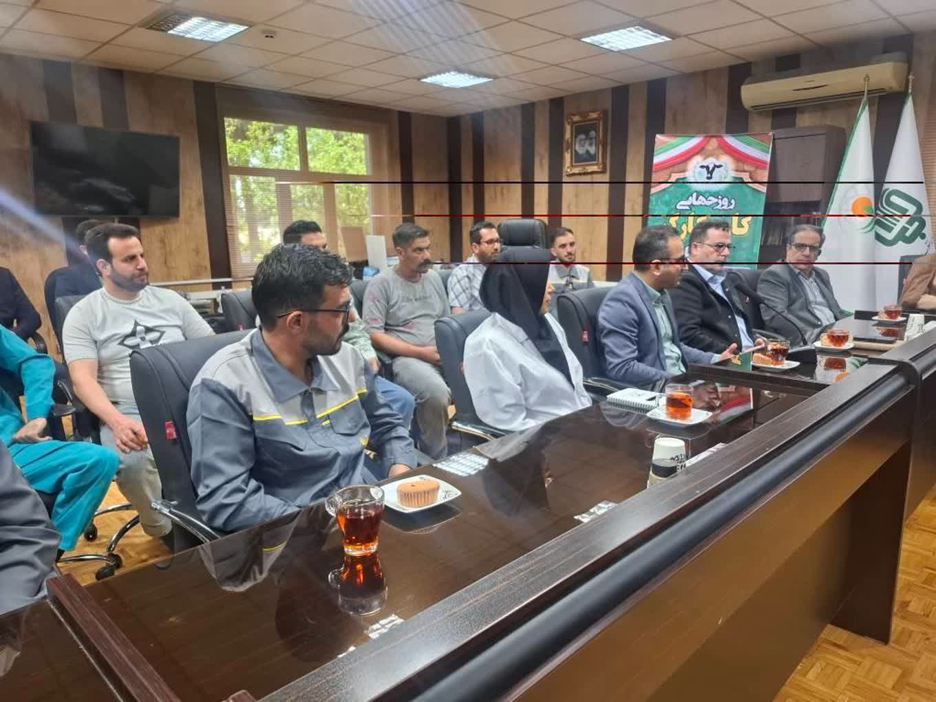 تقدیر از کارگران نمونه شرکت دامداری «تلیسه نمونه» به مناسبت روز جهانی بهداشت حرفه‌ای و هفته کار و کارگر