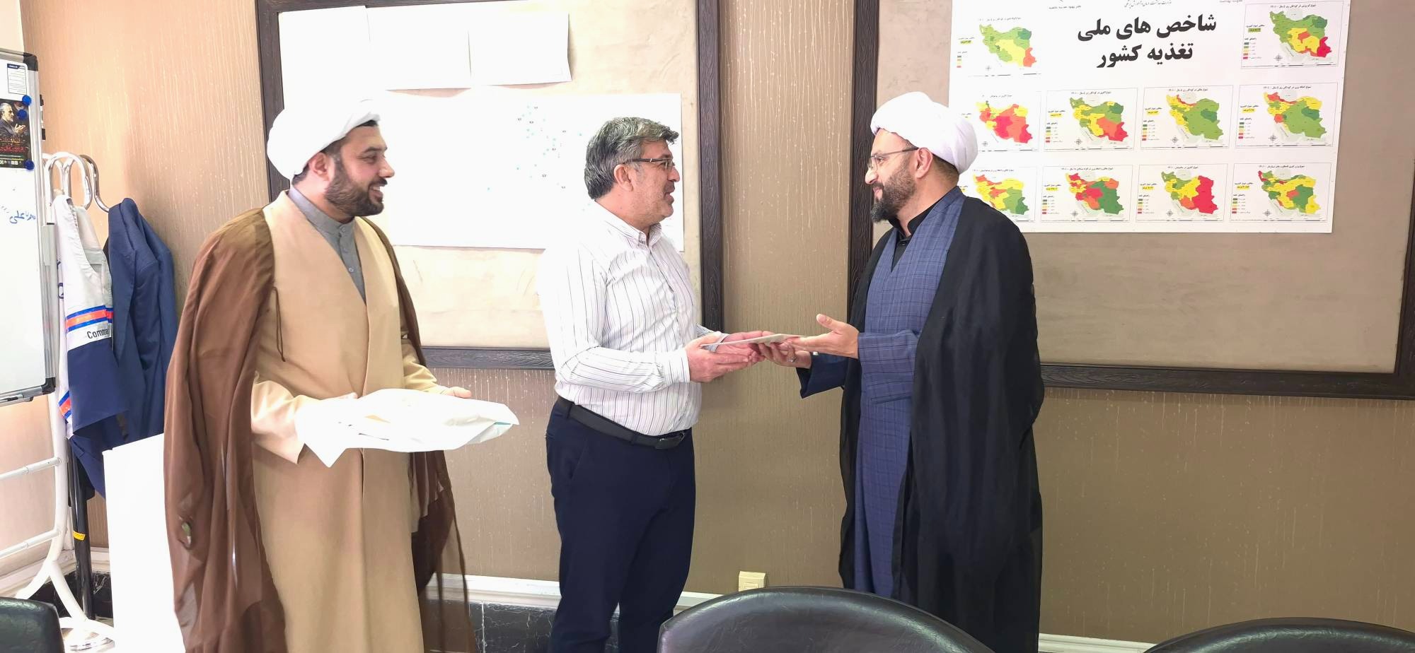تقدیر از مدیر شبکه بهداشت و درمان شهریار با حضور نماینده نهاد مقام معظم رهبری در دانشگاه علوم پزشکی ایران