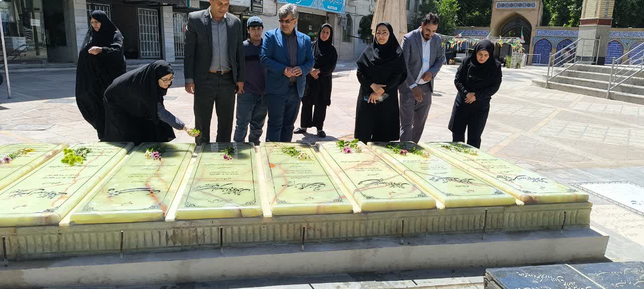غبارروبی و عطرافشانی مزار شهدا با حضور مدیر شبکه بهداشت و درمان شهریار انجام شد