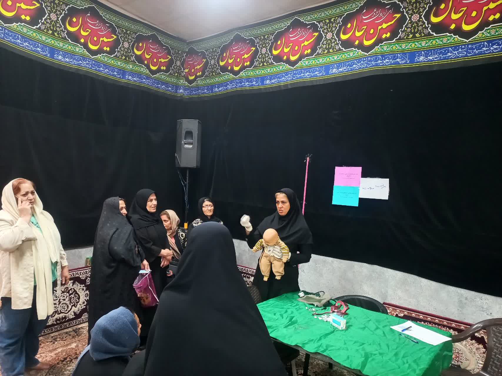 برگزاری میز خدمت آموزشی با محوریت آموزش حیاتی احیای پایه شیرخوار و اطفال در حسینیه رضی‌آباد بالا 
