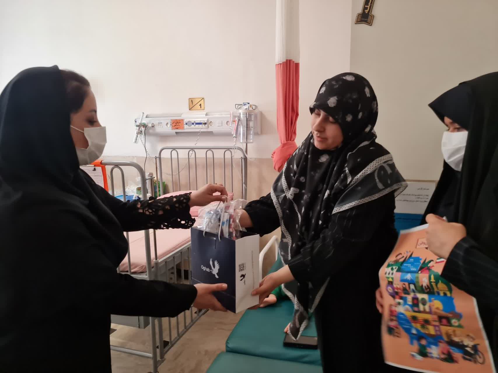 لبخند بر لبان فرشته‌های کوچک؛ بازدید معاون بهداشتی شبکه شهریار و خادمیاران حسینی از بخش اطفال بیمارستان امام خمینی (ره) 