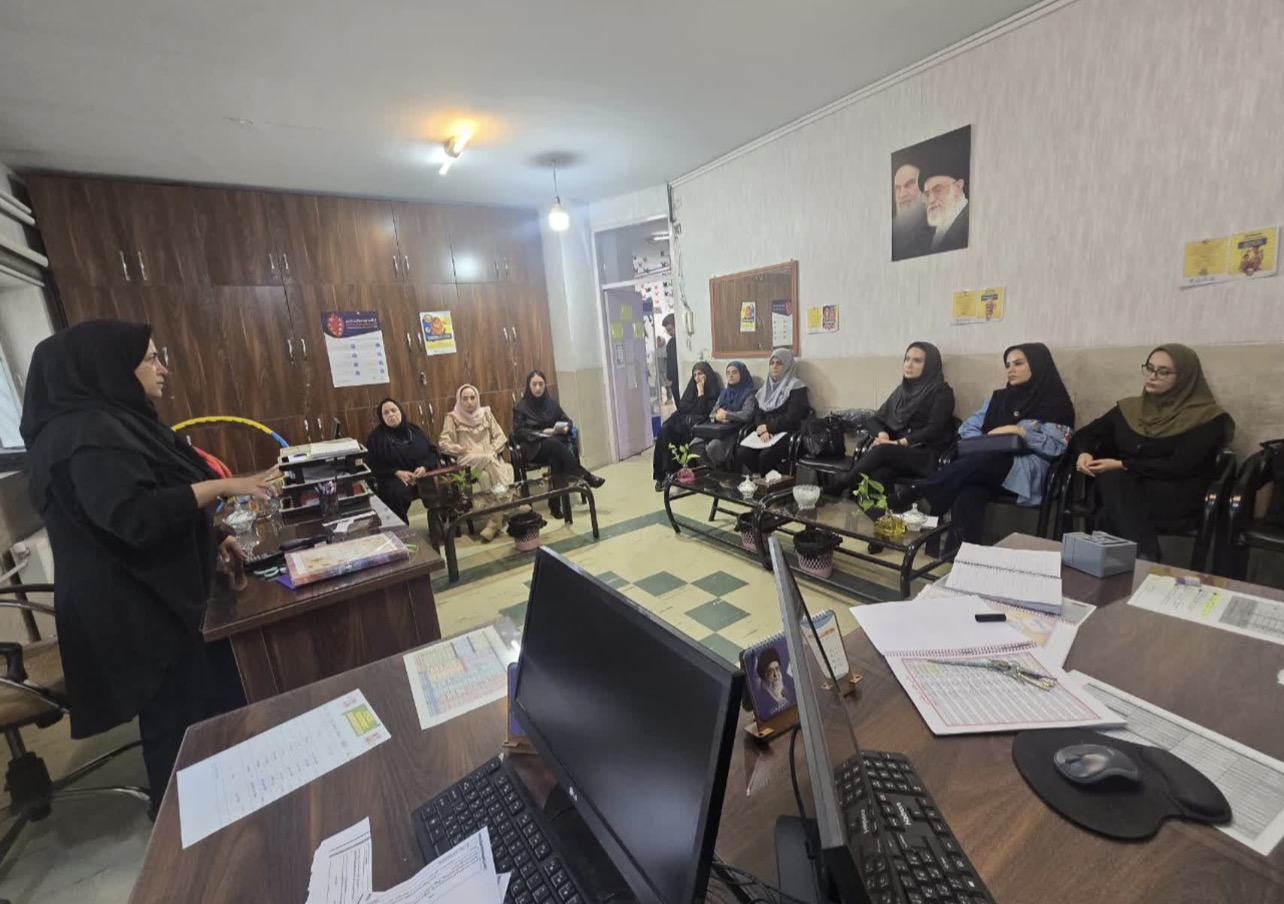 برگزاری نشست آموزشی و تبیین برنامه‌های پویش سلامت دهان و دندان در مدرسه شهید هفت خانگی دینارآباد