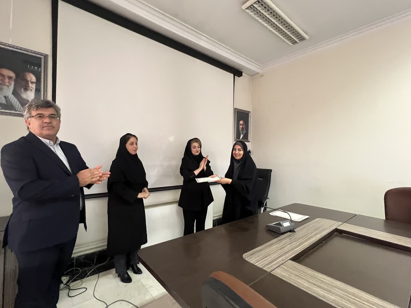 تجلیل از خدمات بهورزان شهریار در روز ملی بهورز